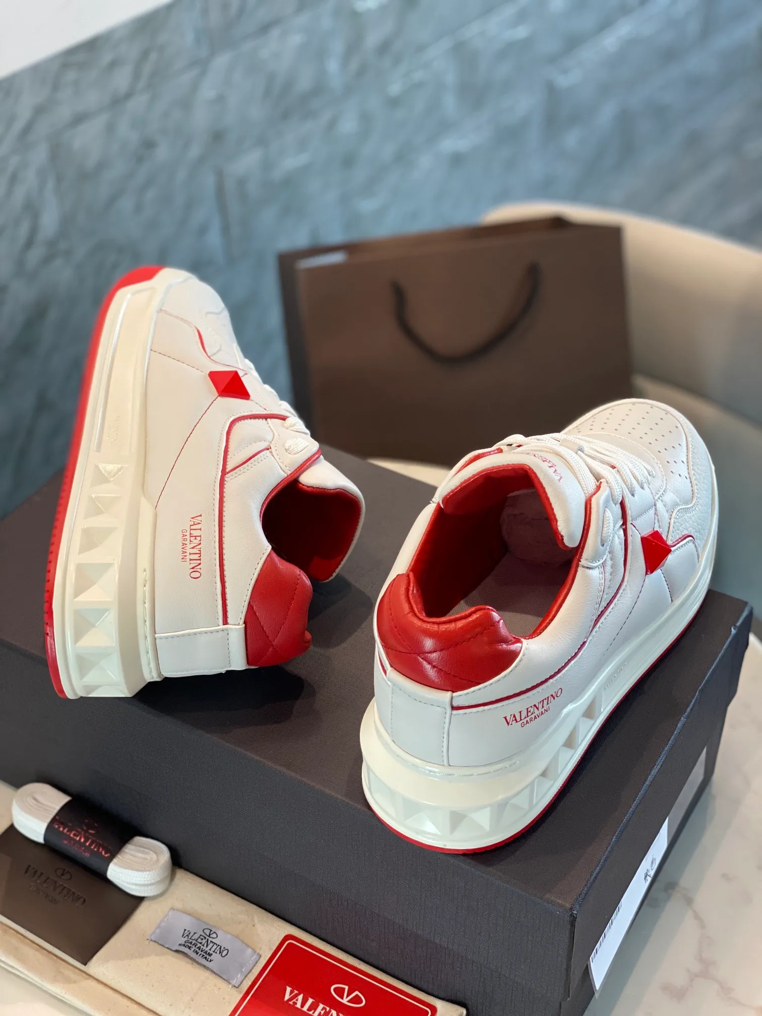 👟👟Ex-factory price 780👟👟 Valentino ONE STUD calfskin lace-up sneakers. Soft suede low-top sneakers, classic and versatile, couple's sneakers, special goods, worth buying! A pair of simple shoes with unique details will save you from the difficulty of dressing. OneStud sneakers, with quilted plaid and oversized rivets, create an eye-catching punk style and get rid of the heavy feeling of this season's clothing. U👟👟Ex-factory price raise calfskin derby shoes, with exquisite leather construction and simple silhouette, smooth lines set the tone of coolness, they are a versatile item in the wardrobe. There are more Valentino boutique shoes waiting for you to unlock! It’s time to get the shoes you’ve been coveting for a long time! Officially on sale 7,+++ - Seven straps, decorated with metallic rubber effect. Decoration on the back and tongue. Size 35-44.